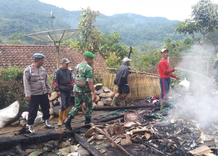 Diduga Akibat Korsleting Listrik, Rumah Edin ludes Dilahap Api