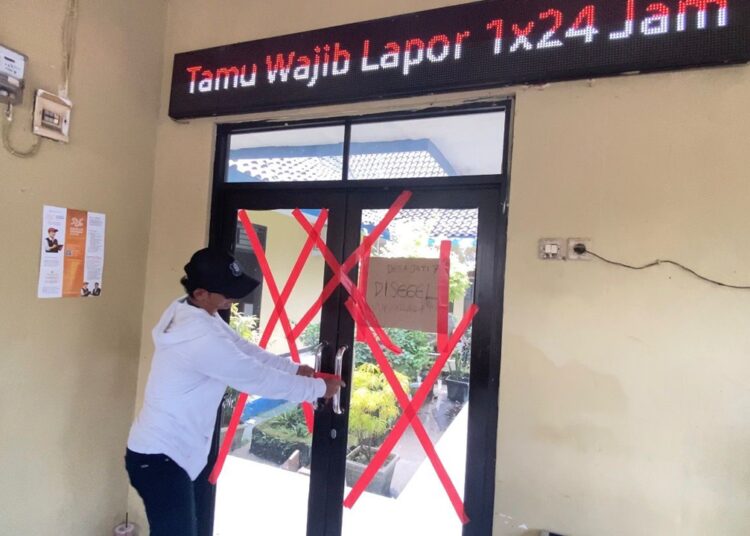 Warga Desa Jatitujuh Segel Kantor Desa, Tuntut Kepala Desa Mundur 1 Warga Desa Jatitujuh Segel Kantor Desa, Tuntut Kepala Desa Mundur