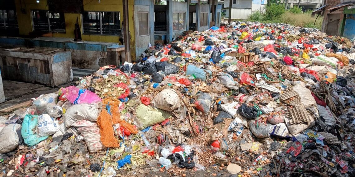 Waduh, Sampah di Pasar Sehat Cileunyi Menggunung, Sekda Jabar Diminta Turun Tangan
