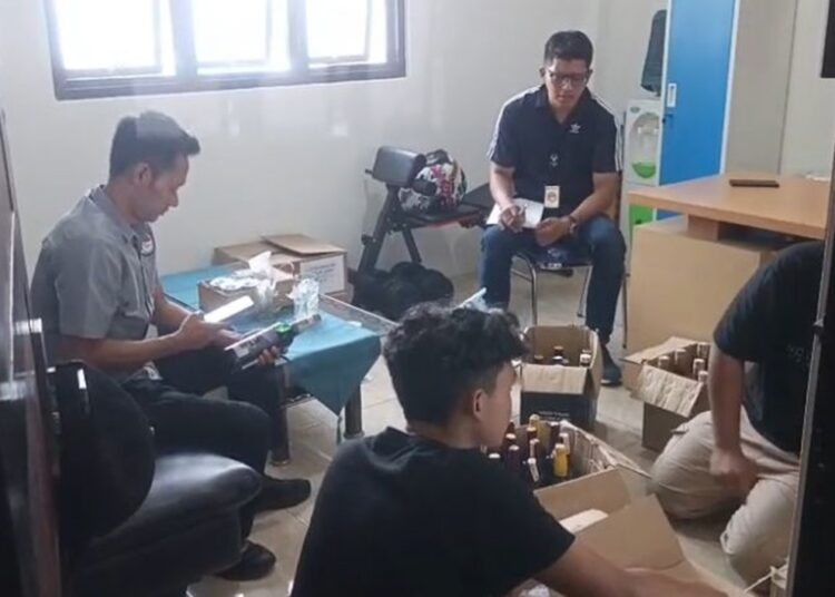 Gudang Miras Ilegal Digerebek, 1000 Botol Siap Edar untuk Nobar Persib Disita 1 Gudang Miras Ilegal Digerebek, 1000 Botol Siap Edar untuk Nobar Persib Disita