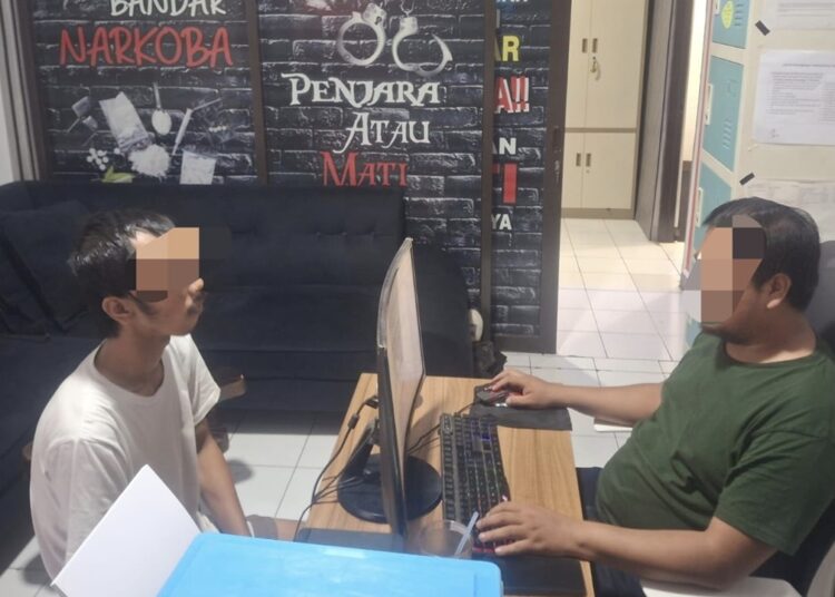 Satresnarkoba Polres Garut Bekuk MI Pengedar Sabu, 31 Paket Siap Edar Berhasil Diamankan 1 Satresnarkoba Polres Garut Bekuk MI Pengedar Sabu, 31 Paket Siap Edar Berhasil Diamankan
