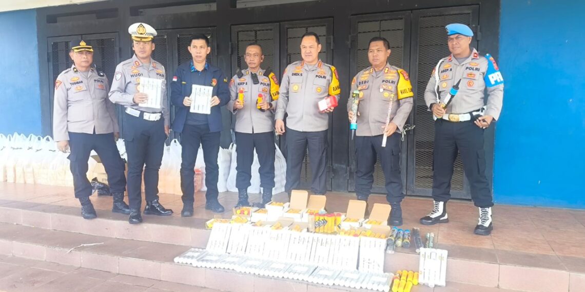 Home 2 30 Jelang Laga Persib VS Persijap, Polisi Sita Ratusan Barang Berbahaya dari Area Stadion GBLA