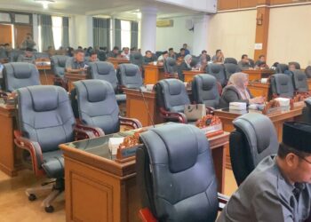 DPRD Majalengka Gelar Rapat Paripurna, 15 Kursi Kosong dan Beberapa Anggota Legislatif Sibuk Main HP