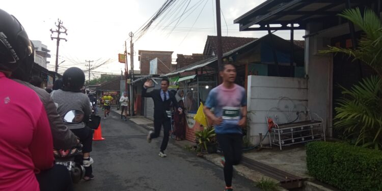 Gokil, Lari Pakai Jas Berdasi Bikin Warga Ngakak di QRIS Unsil Tasik Half Marathon 2026