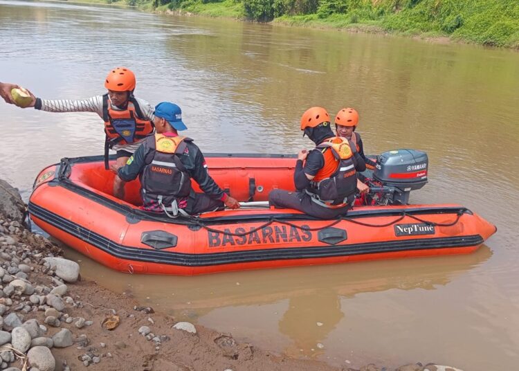 Pahroni warga Borosole Hanyut Terseret Arus Ciwulan, Tim SAR Gabungan Lakukan Pencarian