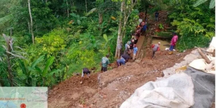 Diguyur Hujan Tebing Longsor Di Cilebak 1 Rumah Warga Ambruk Di Bungurberes