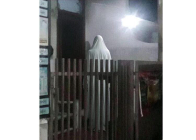 Viral "Teror Pocong" Bersenjata Tajam, Polisi:Jangan Sebar Hoaks, Itu Tak Benar 1 Viral “Teror Pocong” Bersenjata Tajam, Polisi:Jangan Sebar Hoaks, Itu Tak Benar