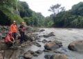 Tim SAR Kerahkan Pencarian Warga, Diduga Terpeleset di Rel Kereta Api Cirahong dan Jatuh di Sungai Citanduy 15 Tim SAR Kerahkan Pencarian Warga, Diduga Terpeleset di Rel Kereta Api Cirahong dan Jatuh di Sungai Citanduy