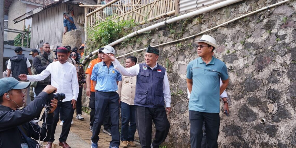 Datangi Lokasi Puting Beliung, Bupati Bandung Pastikan RSUD Bedas dan SMA Negeri untuk Cimenyan