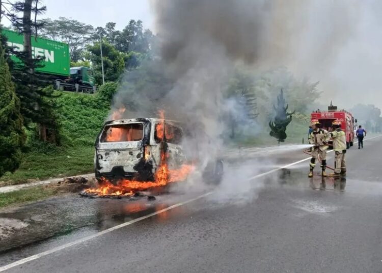 Korsleting, Toyota Vellfire Ini Hangus Terbakar di KM 88 Tol Cipularang 1 Korsleting, Toyota Vellfire Ini Hangus Terbakar di KM 88 Tol Cipularang