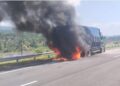 Api Berasal dari Klaher Bering, Truk Tronton Pengangkut Pasir Terbakar  Tol Cisumdawu