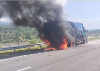 Api Berasal dari Klaher Bering, Truk Tronton Pengangkut Pasir Terbakar Tol Cisumdawu 2 Api Berasal dari Klaher Bering, Truk Tronton Pengangkut Pasir Terbakar Tol Cisumdawu