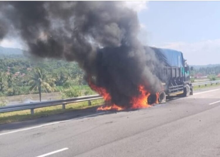 Api Berasal dari Klaher Bering, Truk Tronton Pengangkut Pasir Terbakar  Tol Cisumdawu