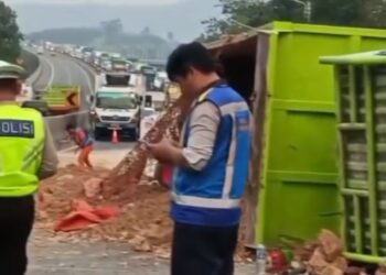 Dua Truk Pengangkut Batu dan Tanah Terguling di Tol Purbaleunyi