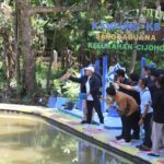 Warga Cijoho Gotong Royong Bangun Kampung KB Sangga Buana 18 Warga Cijoho Gotong Royong Bangun Kampung KB Sangga Buana