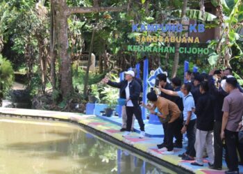 Warga Cijoho Gotong Royong Bangun Kampung KB Sangga Buana 4 Warga Cijoho Gotong Royong Bangun Kampung KB Sangga Buana