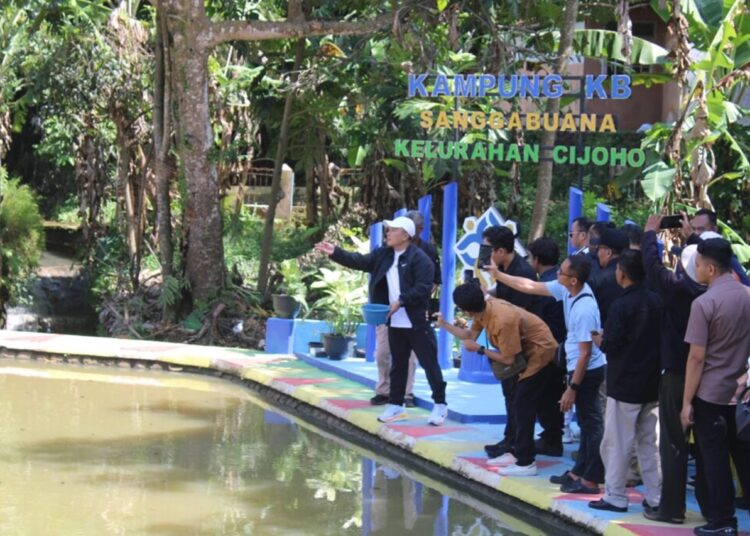 Warga Cijoho Gotong Royong Bangun Kampung KB Sangga Buana 1 Warga Cijoho Gotong Royong Bangun Kampung KB Sangga Buana