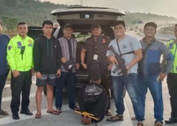 Kejar-kejaran di Tol Cisumdawu, Polisi Akhirnya Amankan MF Pelaku Pembuang Jasad Wanita di Bogor 3 Kejar-kejaran di Tol Cisumdawu, Polisi Akhirnya Amankan MF Pelaku Pembuang Jasad Wanita di Bogor