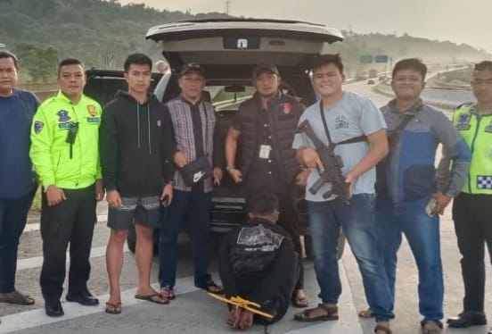 Kejar-kejaran di Tol Cisumdawu, Polisi Akhirnya Amankan MF Pelaku Pembuang Jasad Wanita di Bogor 1 Kejar-kejaran di Tol Cisumdawu, Polisi Akhirnya Amankan MF Pelaku Pembuang Jasad Wanita di Bogor