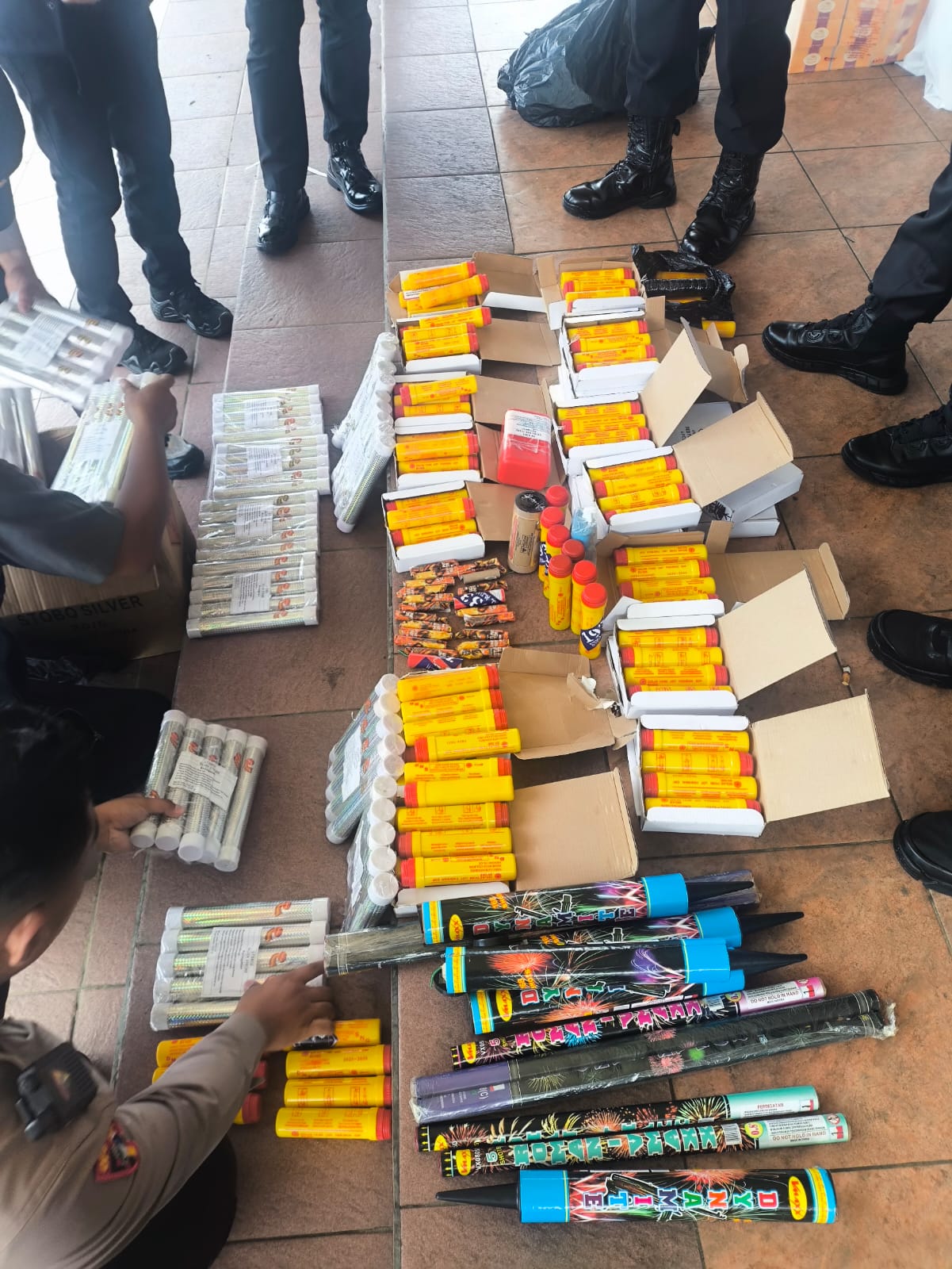 Jelang Laga Persib VS Persijap, Polisi Sita Ratusan Barang Berbahaya dari Area Stadion GBLA 2 barang berbahaya yang disita polisi di area Stadion GBLA