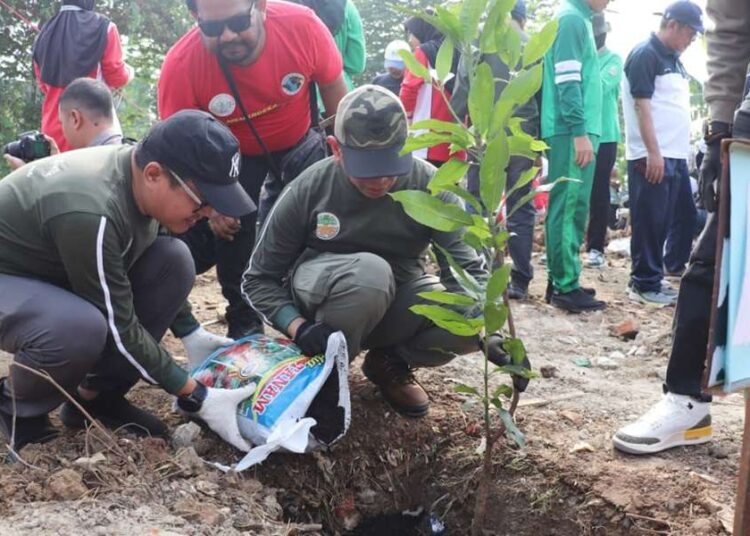 Hari Lingkungan Hidup 2026, DLH Bekasi dan Pelaku Usaha Hijaukan Bantaran Sukatani