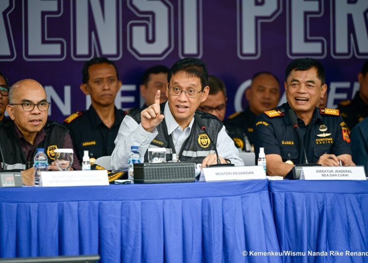Menkeu Purbaya: Pemerintah Perkuat Penindakan Impor Pakaian Bekas Ilegal 1 Menkeu Purbaya: Pemerintah Perkuat Penindakan Impor Pakaian Bekas Ilegal