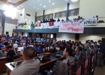 Ratusan Mahasiswa Kuningan Serbu Gedung DPRD Tuntut Turunkan Harga BBM, Soroti MBG dan KDMP 2 Ratusan Mahasiswa Kuningan Serbu Gedung DPRD Tuntut Turunkan Harga BBM, Soroti MBG dan KDMP
