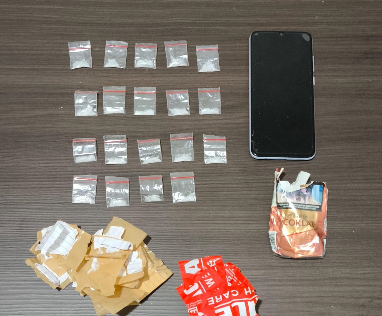 Barang bukti di amankan Jajaran Satnarkoba dari kurir Berinisial RH Minggu 2862026FotoKRIS