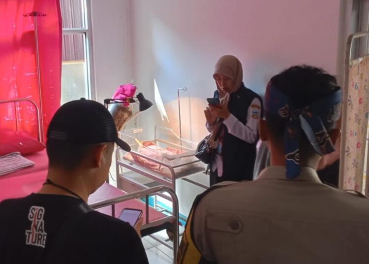 Geger: Penemuan Bayi laki-laki, Polisi Gerak Cepat. 1 Geger: Penemuan Bayi laki-laki, Polisi Gerak Cepat.