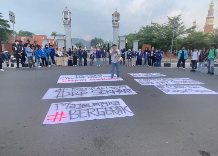 Mahasiswa Majalengka Geruduk DPRD, Kritik Kenaikan BBM dan Kebijakan Pemerintah 1 Mahasiswa Majalengka Geruduk DPRD, Kritik Kenaikan BBM dan Kebijakan Pemerintah