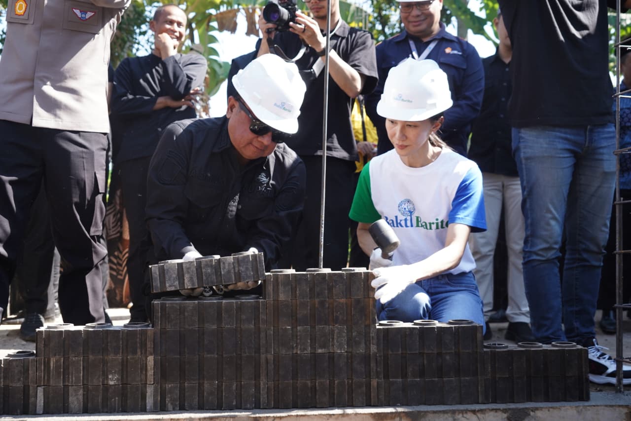 Bupati Garut Abdusy Syakur Amin secara resmi menghadiri prosesi Peletakan Bata Plastik Daur Ulang Pertama pada pembangunan gedung baru SDN 3 Sukanegla Kamis Sore 1162026.FotoKRIS
