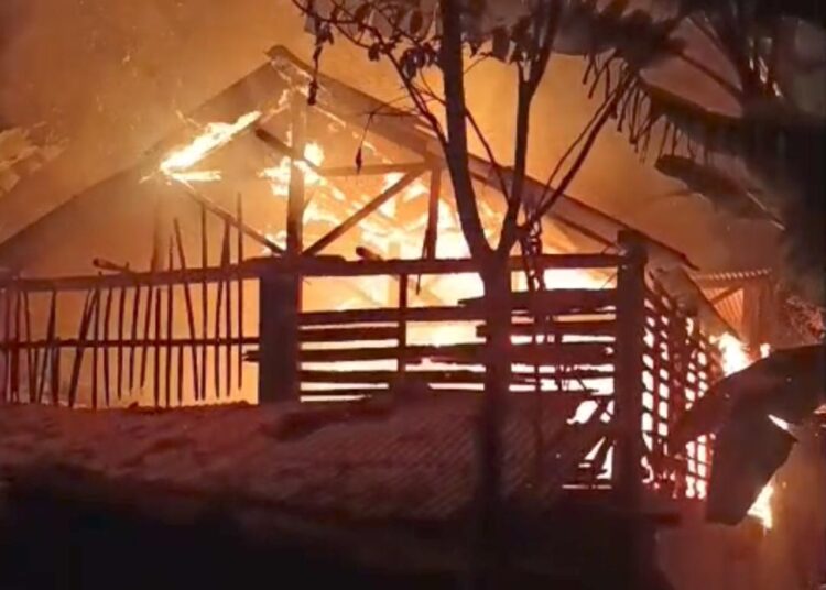 Diduga Akibat Buang Puntung Rokok Sembarangan, Pabrik Cobek Kayu Ludes Terbakar 1 Diduga Akibat Buang Puntung Rokok Sembarangan, Pabrik Cobek Kayu Ludes Terbakar