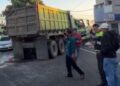 Dump Truk Adu Bagong Dengan Truk Tronton di Malangbong Dua Sopir Luka Luka