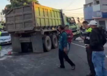 Dump Truk Adu Bagong Dengan Truk Tronton di Malangbong Dua Sopir Luka Luka 5 Dump Truk Adu Bagong Dengan Truk Tronton di Malangbong Dua Sopir Luka Luka