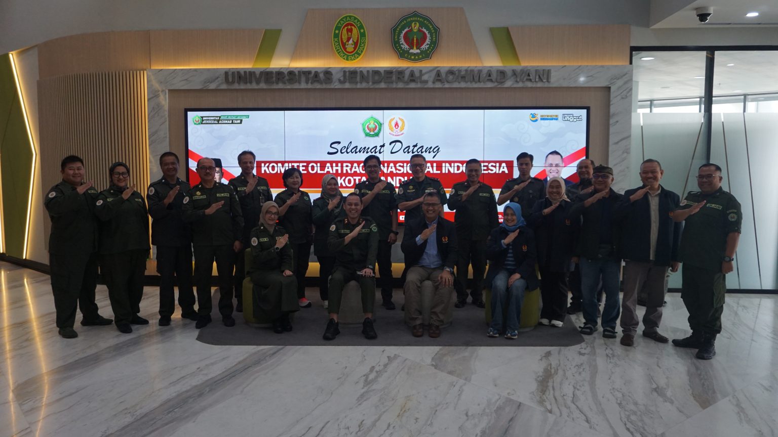 Universitas Jenderal Achmad Yani MoU dengan KONI Kota Bandung, Dorong Atlet Tempuh Pendidikan Tinggi. 2 Foto bersama Unjani kerjasama dengan KONi Kota Bandung
