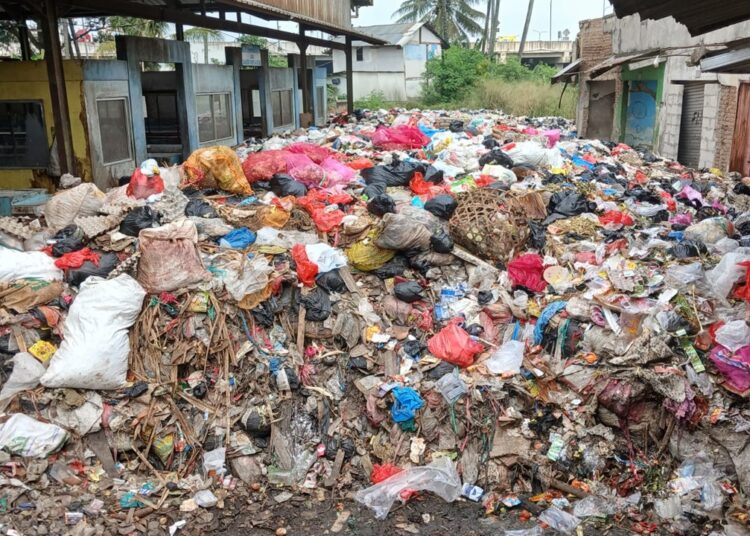 Ketika Pasar Sehat Kembali “Sakit”, Ratusan Ton Sampah Dibiarkan Menggunung
