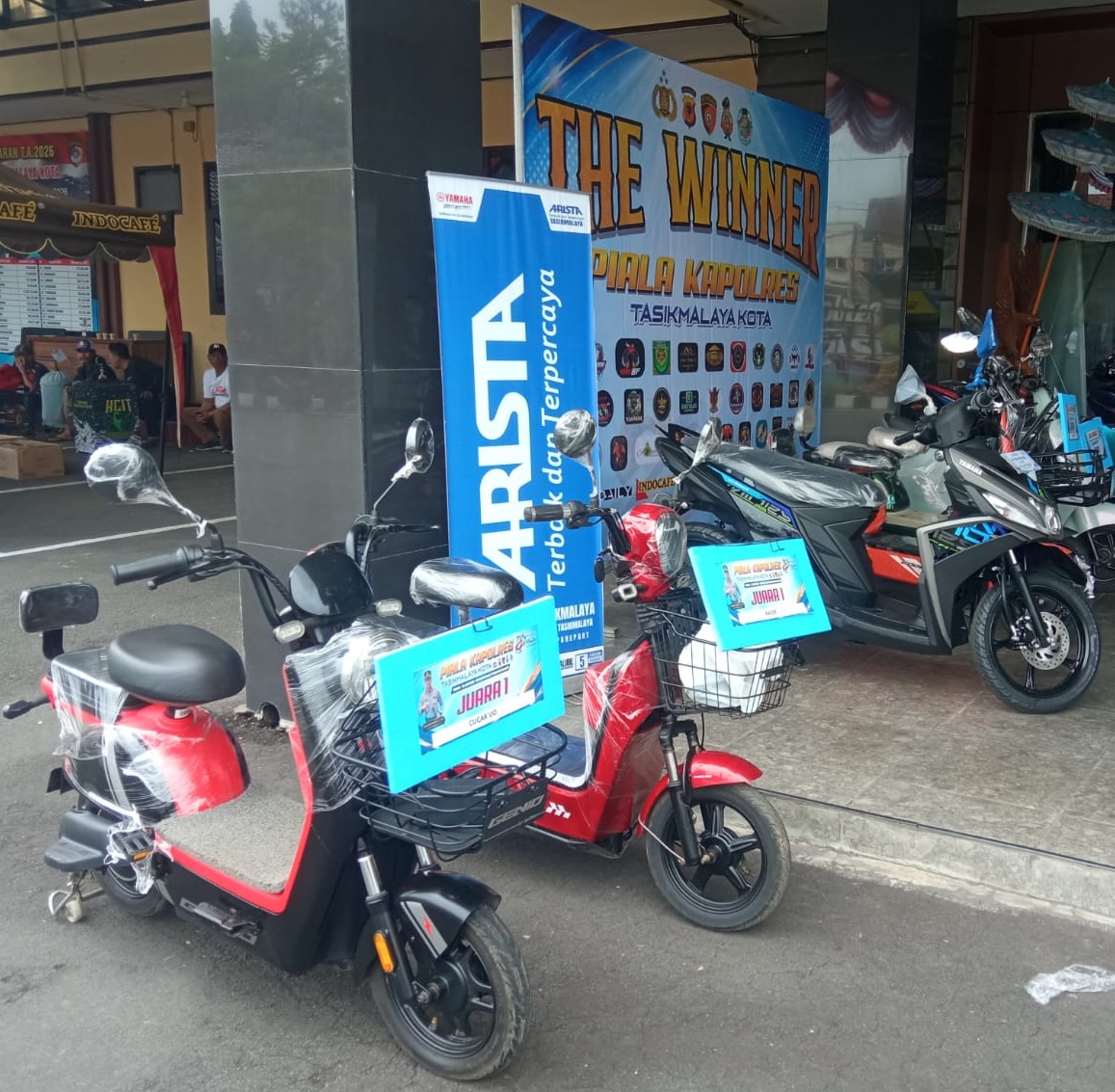 Hadiah utama kontes burung berjajar di Mapolresta Tasikmalaya Minggu 2862026. FotoKRIS
