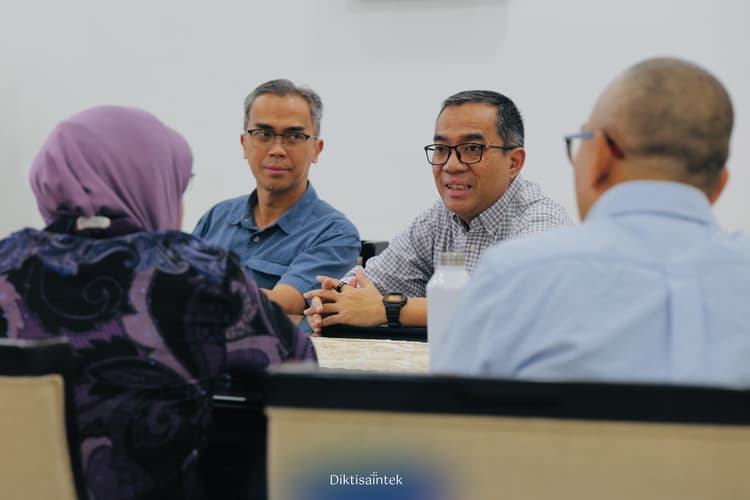 Kemdiktisaintek dan BPS Perkuat Integrasi Data untuk Akses Pendidikan Tinggi yang Tepat Sasaran 1 Kemdiktisaintek dan BPS Perkuat Integrasi Data untuk Akses Pendidikan Tinggi yang Tepat Sasaran