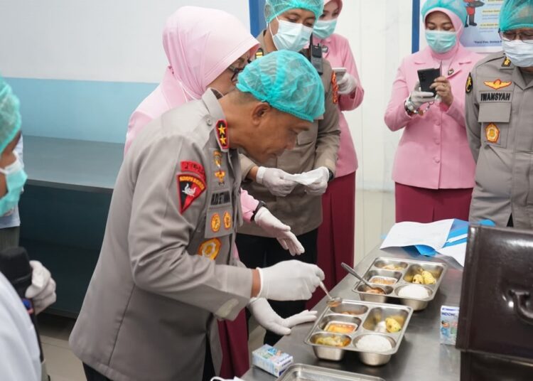 Kapolda Jabar Cek SPPG Garut, Pastikan Gizi Anak Terpenuhi Standar Terbaik 1 Kapolda Jabar Cek SPPG Garut, Pastikan Gizi Anak Terpenuhi Standar Terbaik