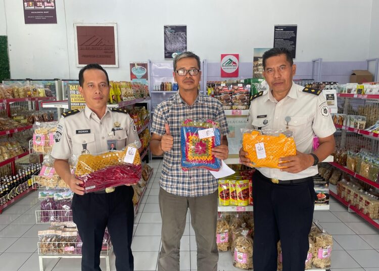 Lewat Produk Karya Warga Binaan, Lapas Majalengka Jalin Kemitraan dengan Pusat Oleh-Oleh 1 Lewat Produk Karya Warga Binaan, Lapas Majalengka Jalin Kemitraan dengan Pusat Oleh-Oleh
