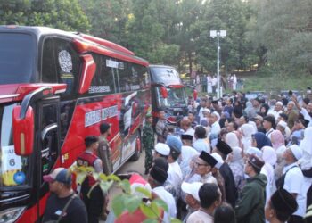 Kepulangan 445 Jamaah Haji Kloter 08 Kuningan Disambut Haru Keluarga