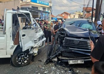 Kijang Innova Adu Bagong Dengan Pick Up di Jalan Cikalang, Satu Keluarga Alami Luka-luka Dibawa Ke Rumah Sakit 3 Kijang Innova Adu Bagong Dengan Pick Up di Jalan Cikalang, Satu Keluarga Alami Luka-luka Dibawa Ke Rumah Sakit