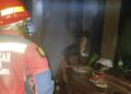 Korek Api Gasolin Bocor dan Meledak, Kamar Tidur Milik Eman Terbakar 16 Korek Api Gasolin Bocor dan Meledak, Kamar Tidur Milik Eman Terbakar