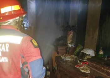 Korek Api Gasolin Bocor dan Meledak, Kamar Tidur Milik Eman Terbakar 2 Korek Api Gasolin Bocor dan Meledak, Kamar Tidur Milik Eman Terbakar