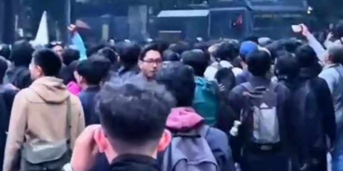 Hingga Malam Ini, Mahasiswa Demo Masih Bertahan di DPRD Jabar, Ribuan Personel Gabungan Disiagakan