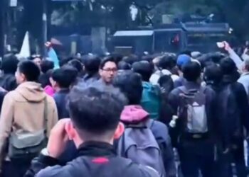 Hingga Malam Ini, Mahasiswa Demo Masih Bertahan di DPRD Jabar, Ribuan Personel Gabungan Disiagakan 7 Hingga Malam Ini, Mahasiswa Demo Masih Bertahan di DPRD Jabar, Ribuan Personel Gabungan Disiagakan