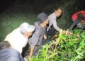 Perempuan Berswiter Hitam Terjatuh Saat Berada di Jembatan Sasak Besi, Polisi dan Warga Gerak Cepat Evakuasi Korban