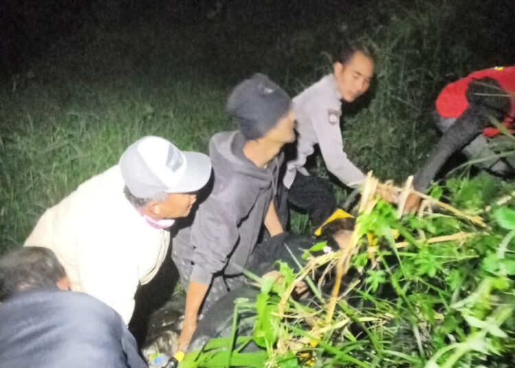 Perempuan Berswiter Hitam Terjatuh Saat Berada di Jembatan Sasak Besi, Polisi dan Warga Gerak Cepat Evakuasi Korban 1 Perempuan Berswiter Hitam Terjatuh Saat Berada di Jembatan Sasak Besi, Polisi dan Warga Gerak Cepat Evakuasi Korban