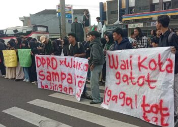 Pulang Dari Tanah Suci, Walikota Tasikmalaya Viman Alfarizi, Digempur Unjukrasa Puluhan Mahasiswa HMI 7 Pulang Dari Tanah Suci, Walikota Tasikmalaya Viman Alfarizi, Digempur Unjukrasa Puluhan Mahasiswa HMI