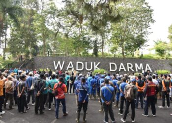 Ratusan Personil Selamatkan Wisata Waduk Darma Dari Serangan Eceng Gondok 7 Ratusan Personil Selamatkan Wisata Waduk Darma Dari Serangan Eceng Gondok